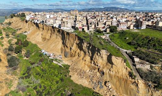 VIDEO Talijanska premijerka nadletjela grad koji 'visi' s litice nakon klizi&scaron;ta.  Situacija kriti&ccaron;na