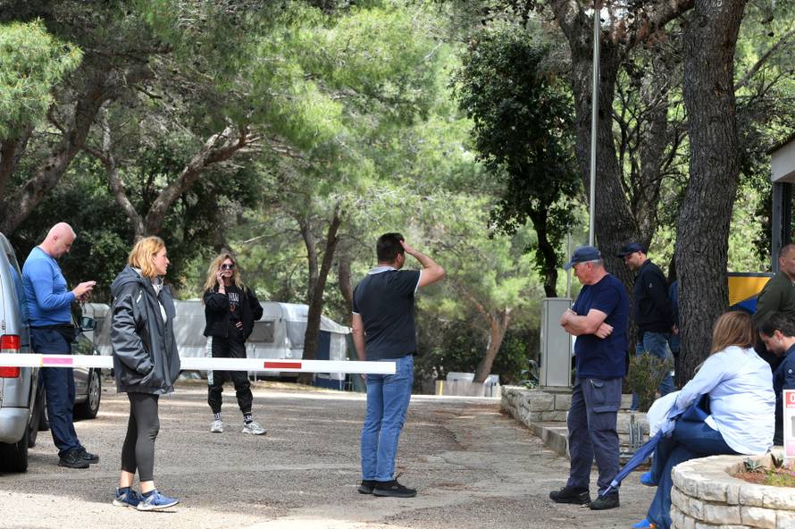 Tisno: Državni inspektorat došao zatvoriti Kamp Jazinu, mještani se pobunili