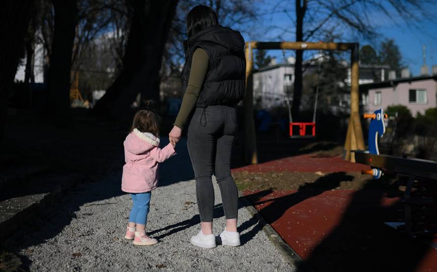 24SATA Zagreb: Reportaža s maloljetnim majkama koje žive u Nazorovoj s bebama