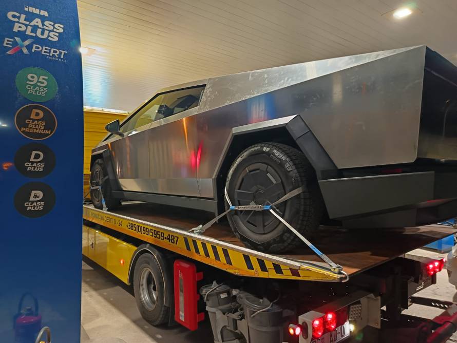 U Splitu snimljen auto koji ne smije voziti hrvatskim cestama: 'Ne smijem vam puno reći..