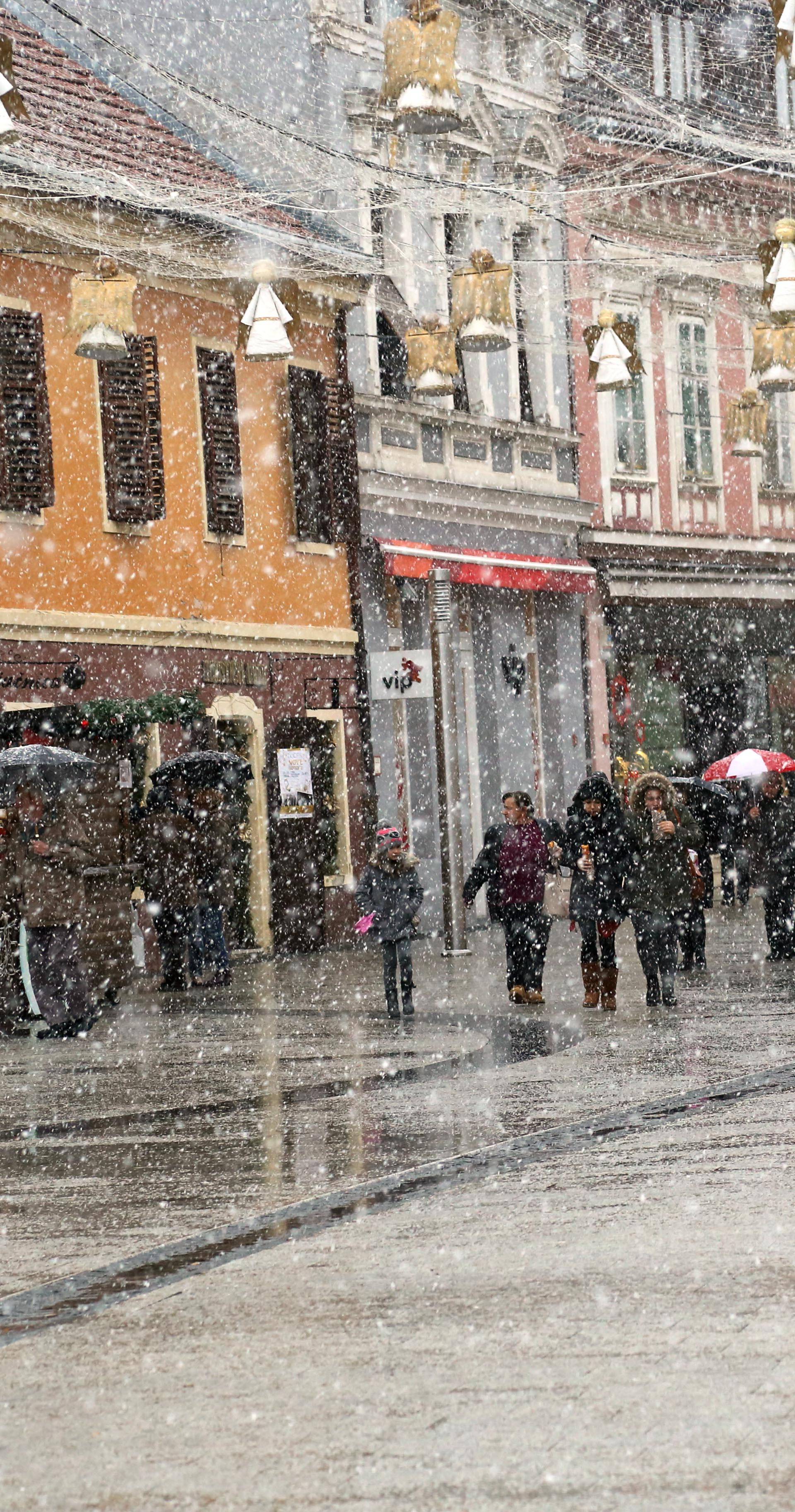 Snijeg stiže i u nizine, puhat će vjetar, na Jadranu olujna bura