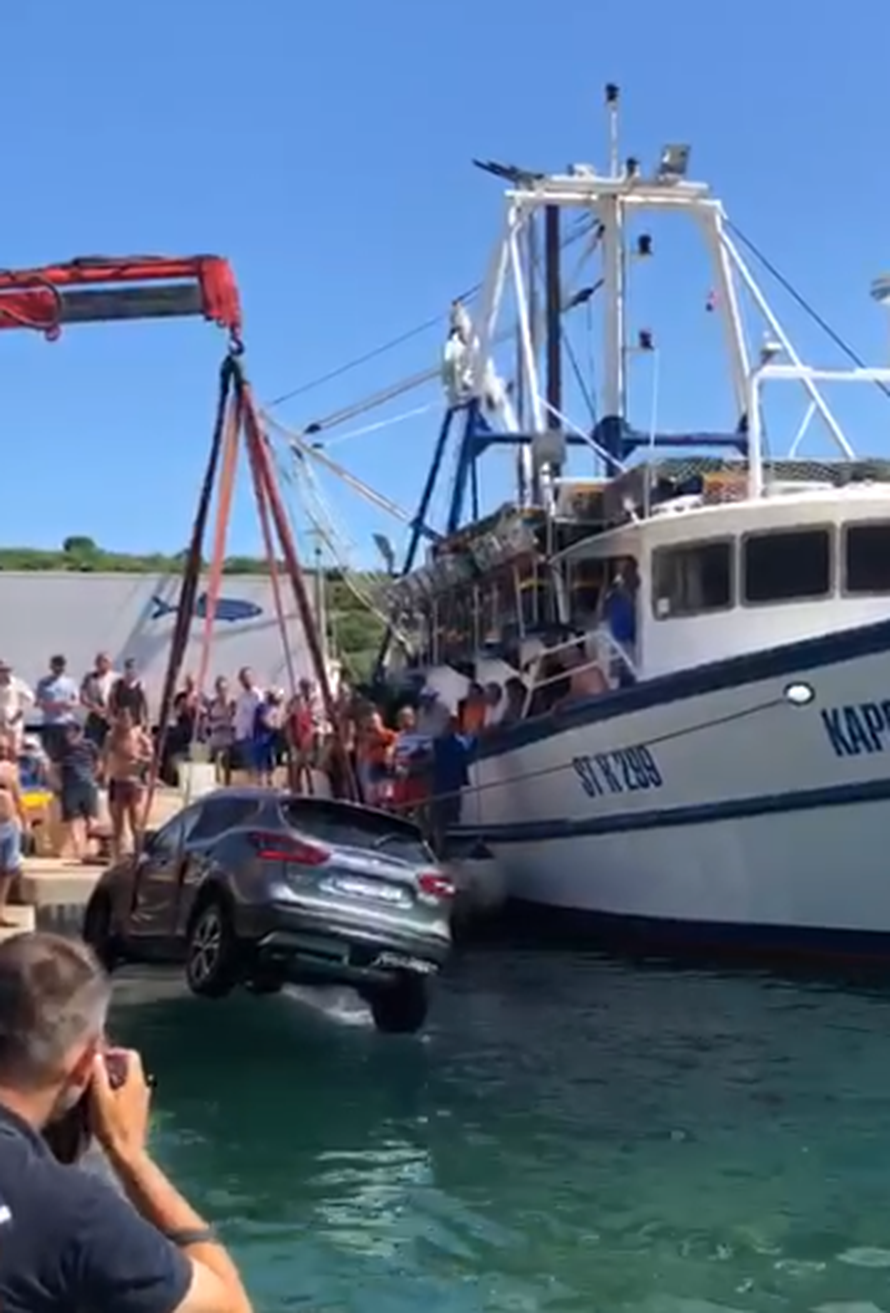 Zaboravio podići ručnu: Auto  mu je na Visu završio u moru