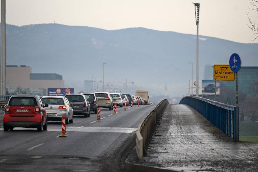 Zagreb: Započela hitna sanacija kolnika na Aveniji Većeslava Holjevca