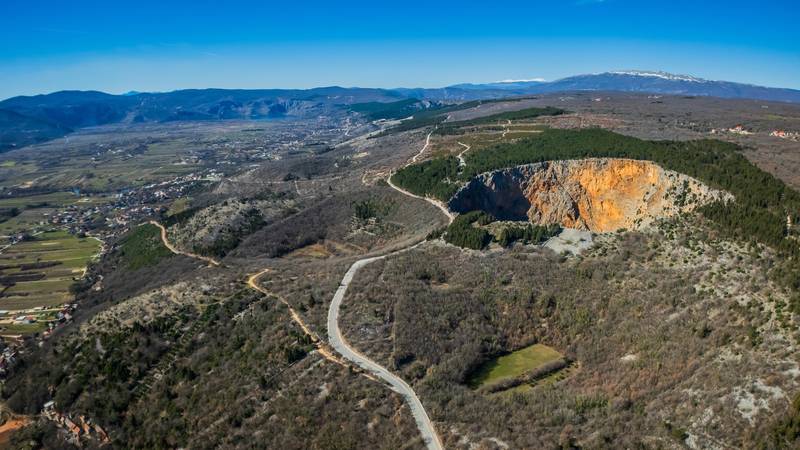 Čudo Dalmatinske zagore: Ovo jezero duboko je stotinama metara i krije neobičnu legendu