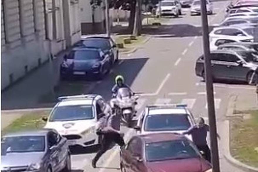 Potjera u Vukovaru: Bježala policiji, udarila im u auto. Izvlačili je kroz prozor