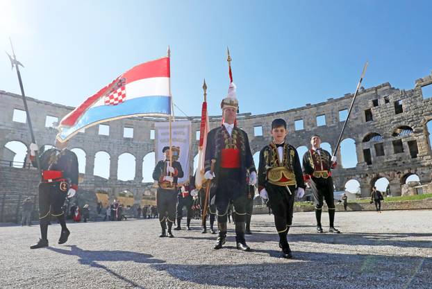 Pula: Mimohod Bokeljske mornarice u Puli