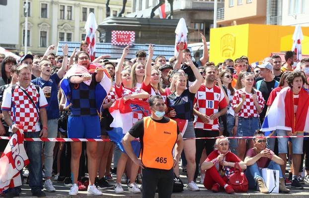 Sve je u kockicama: Pogledajte navijanje u Zagrebu i Splitu