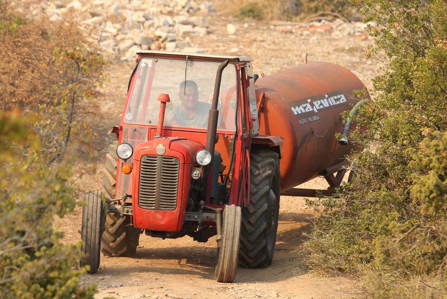 Evakuirali stanovnike sela kod Drniša: 'Ovo je velika nesreća'