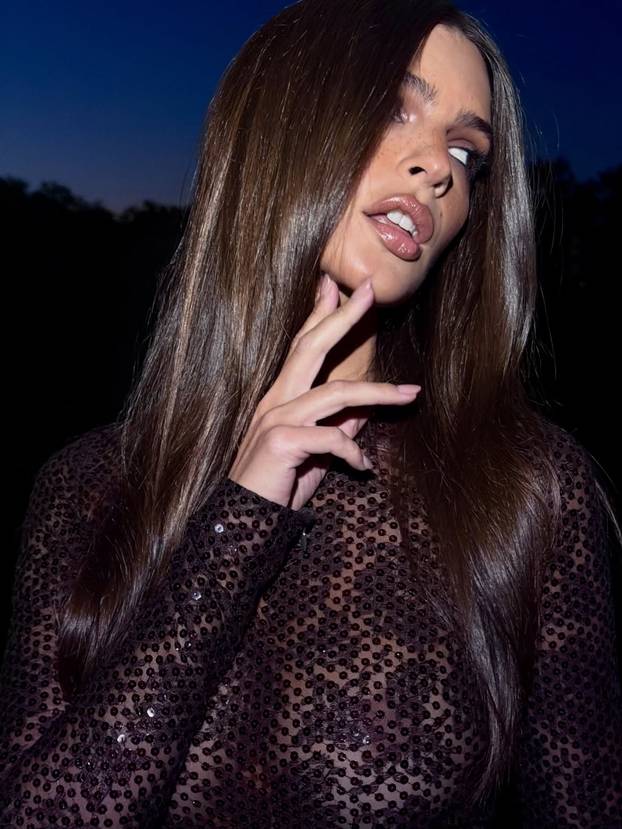 FOTO Emily Ratajkowski u uskoj prozirnoj haljini pokazala grudi i tange, sve joj se vidi...