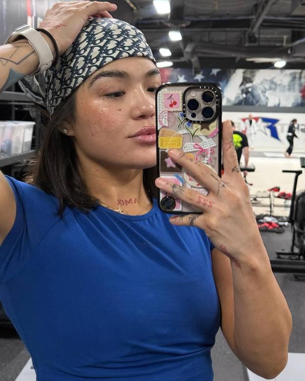 FOTO Atraktivna borkinja UFC-a i Playboyeva zečica snimile su kako se hrvaju. Fanovi u ekstazi