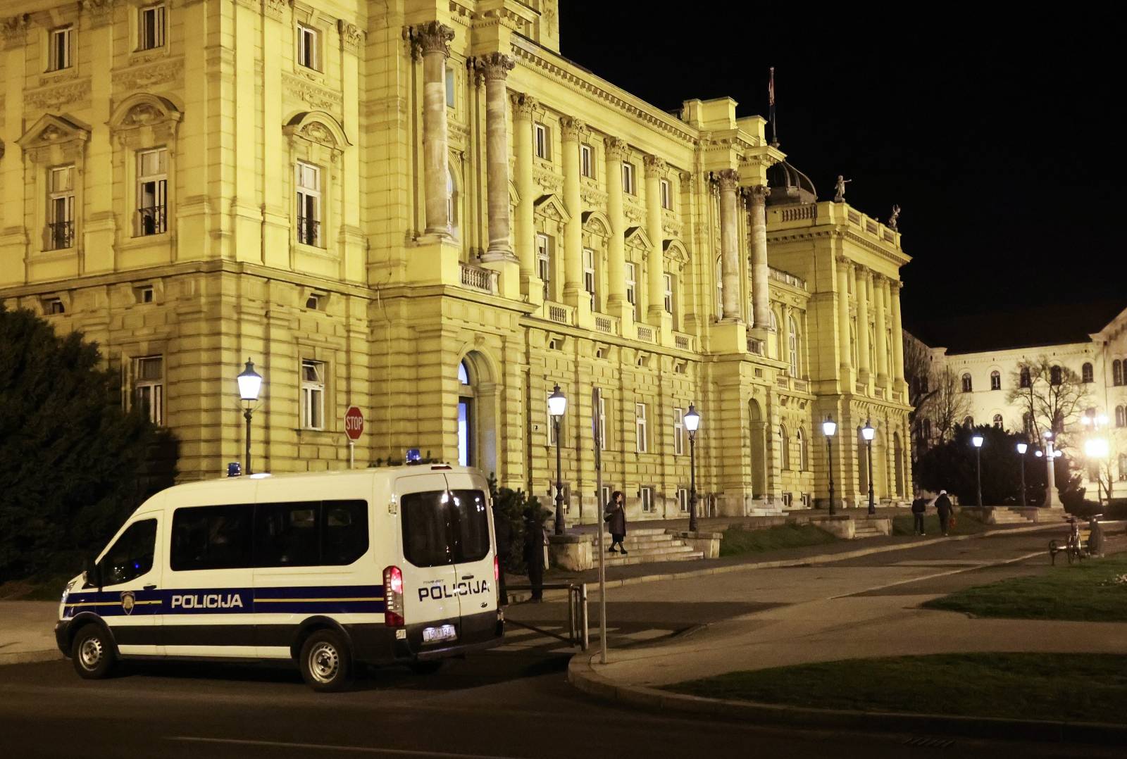 Zagreb: Policija i prometni redari dežuraju oko HNK i ne dopuštaju okupljanje mladima