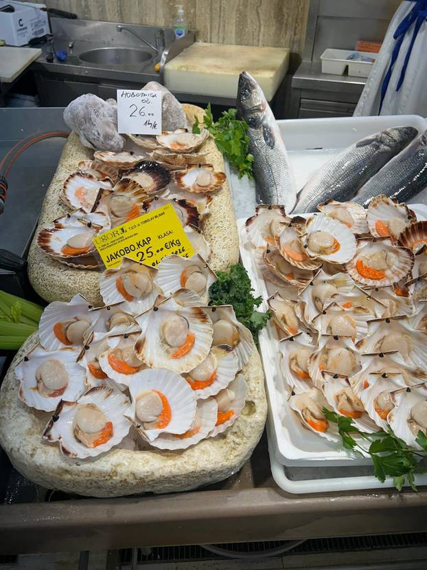 FOTO Građani šokirani! Za kilu janjetine 20 eura, rajčice po 7, a orada na Dolcu čak 28 eura