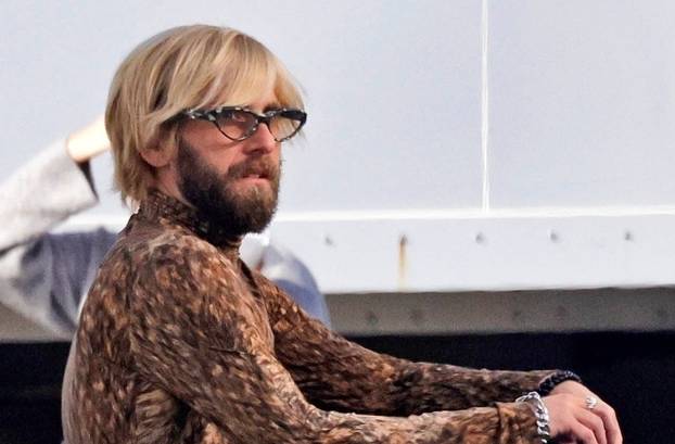 *EXCLUSIVE* First look at Jonah Hill and Kristen Wiig playing rich twins on set of "Cut Off" **WEB MUST CALL FOR PRICING**