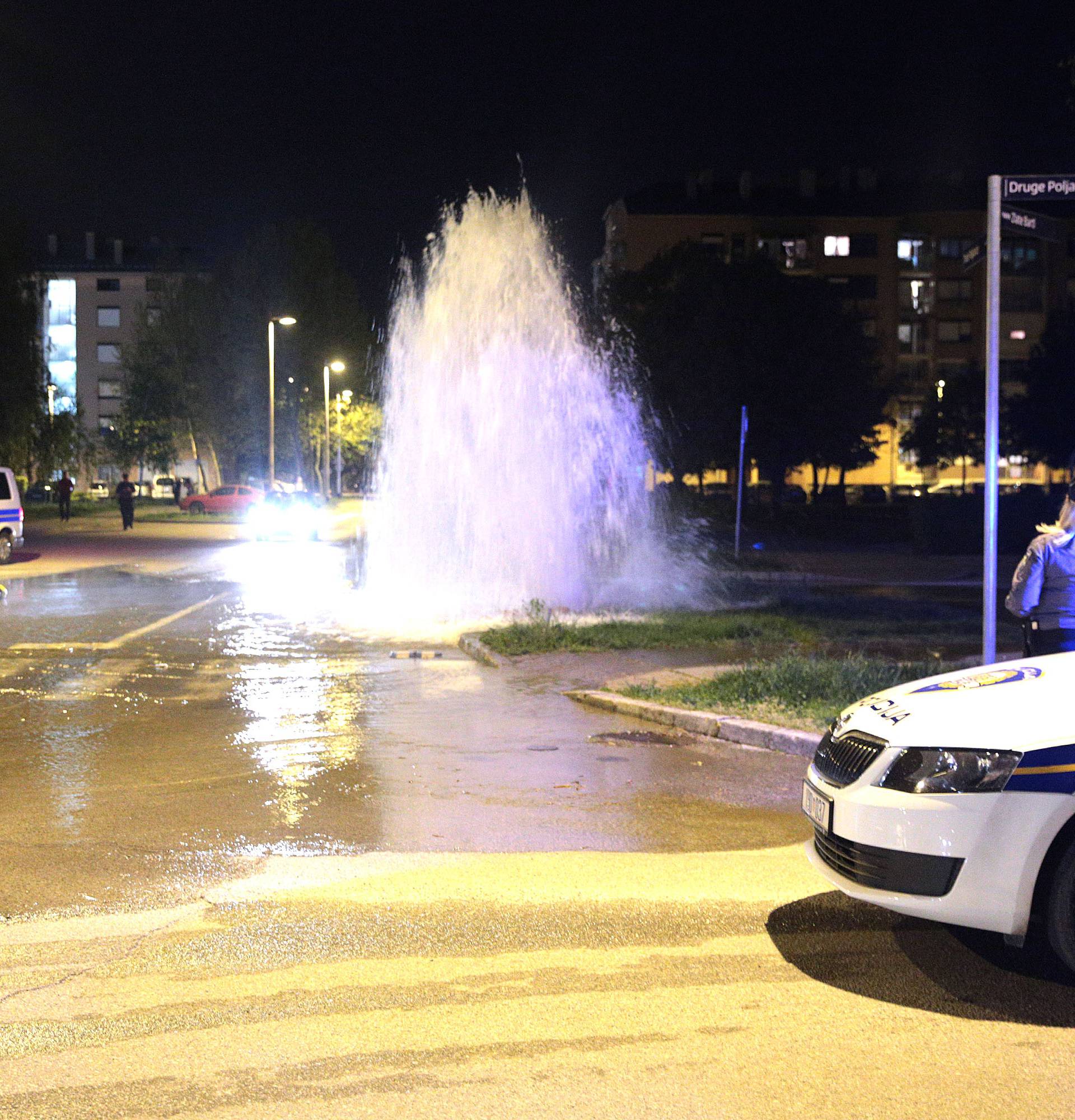 Auti 'plivali' po Poljanicama: Zabio se u hidrant i pobjegao