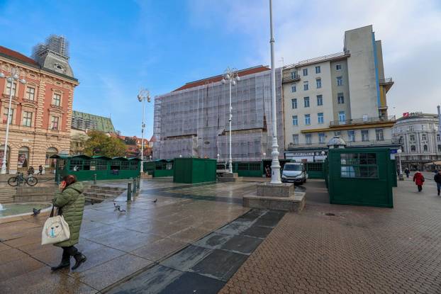 Zagreb: Postavljanje adventskih kućica na Trgu bana Josipa Jelačića