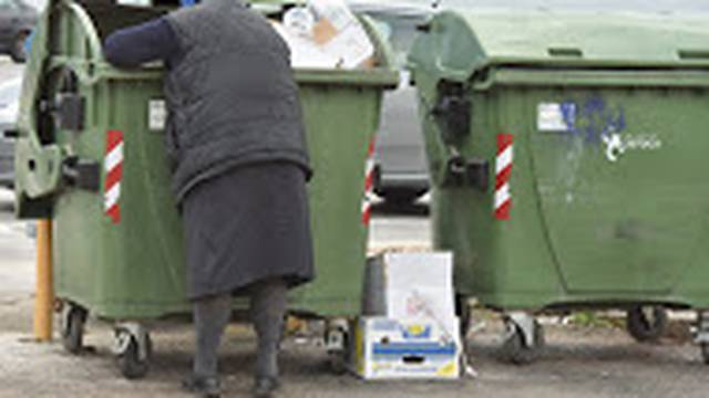Sve je više žena koje padaju u neimaštinu: 'Kopaju po smeću i traže boce da zarade par eura'