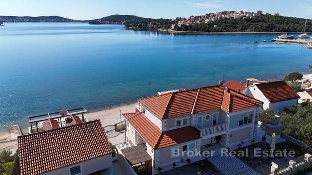 FOTO Iz kuće u more! Ova vila prvi red do mora ima konobu i vinoteku, a evo koliko košta