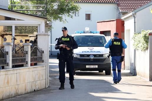 POTRAGA Ubio dostavlja&ccaron;a (19) u Drni&scaron;u: 'U mladosti je curu izbo no&zcaron;em 17 puta! Pisao 666'