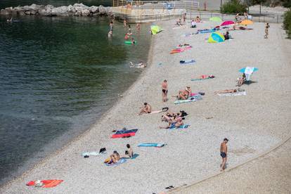 Rijeka: Osvježenje od visokih temperatura ljudi su potražili na plaži