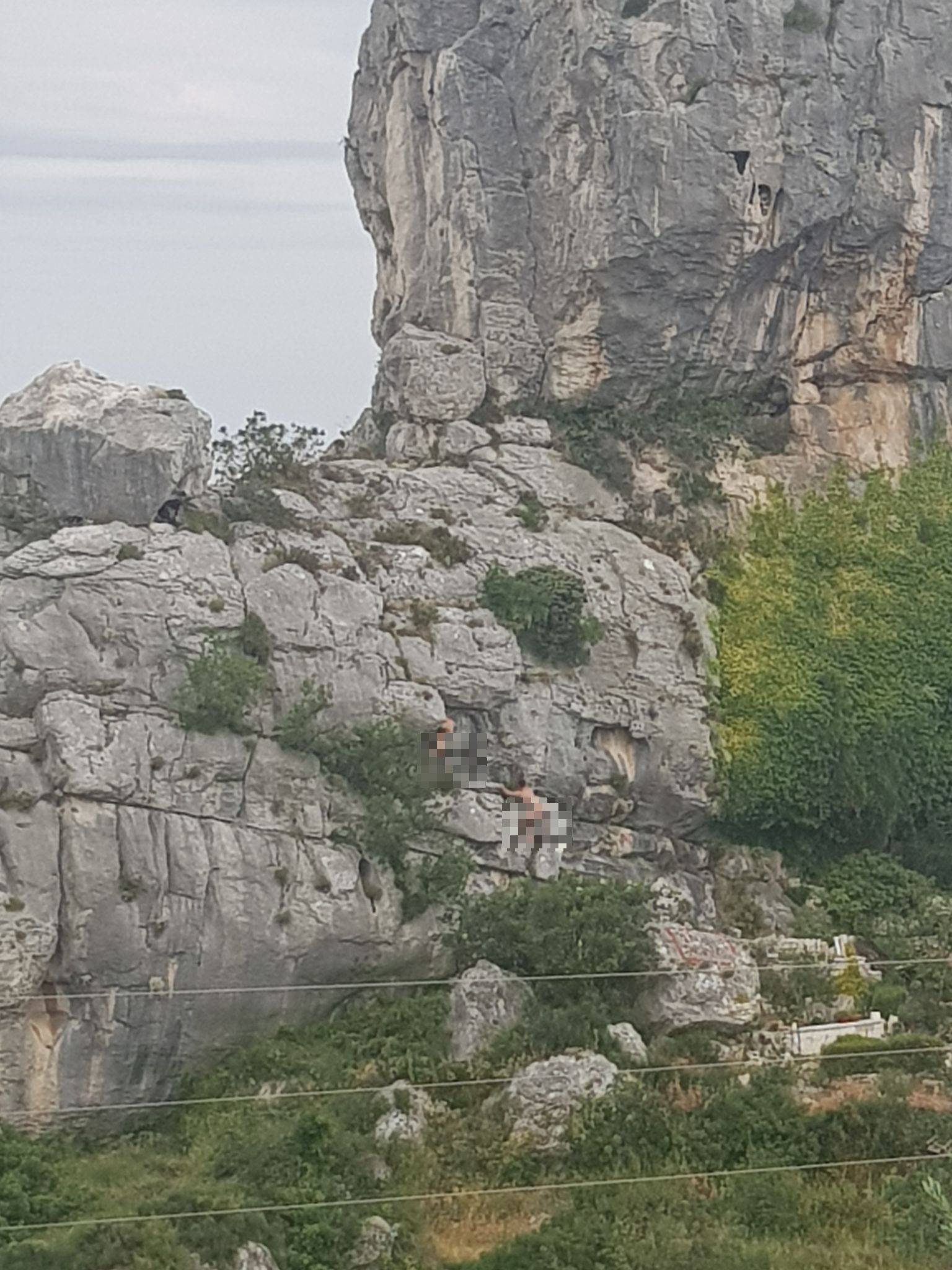 Ultra ludilo: Bez krpice na sebi Francuzi se penjali na stijenu