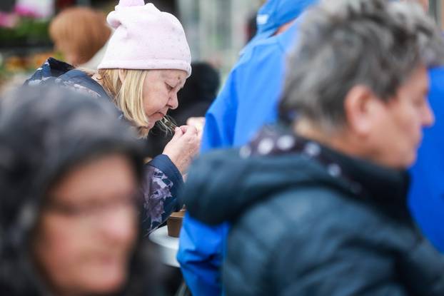 Velika Gorica: Gradona?elnik Krešimir A?kar povodom Uskrsa dijelio gra?anima prženu srdelu