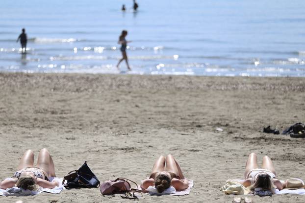 Split: Sunčanje na Bačvicama
