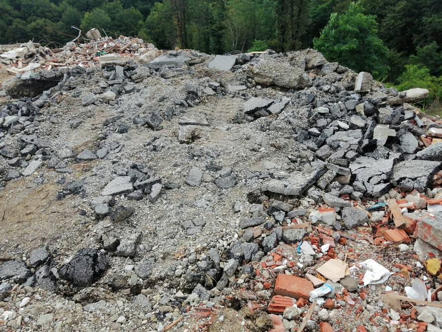 EKSKLUZIVNO Zatrpao potok građevinskim otpadom: 'Nema dozvole, ali bacamo na svoje'