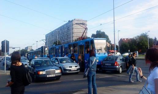 Opel Astrom prošao kroz crveno i udario ga tramvaj