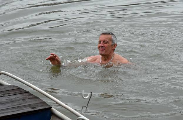 Slavonski Brod - Brodjanin Zvonimir Karadza (68) svake godine na Silvestrovo zapliva u ledenoj Savi.