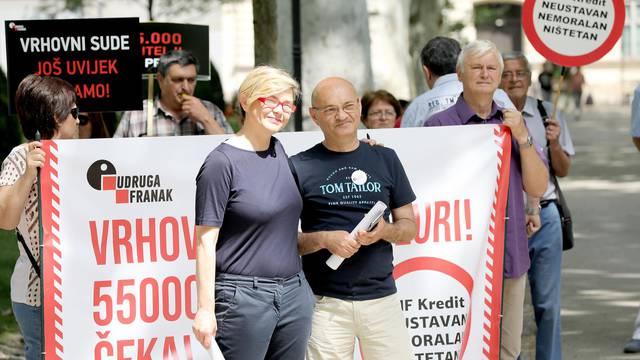 Zagreb: Prosvjed i obraćanje medijima Udruge Franak u parku Zrinjevac