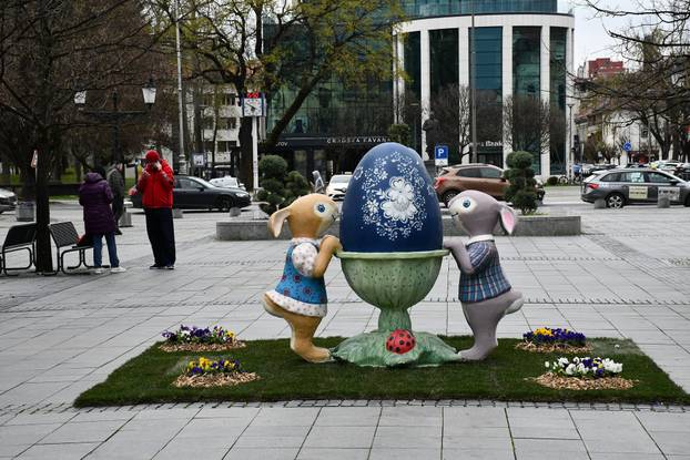 Slavonski Brod: Središnji gradski trg ukrašen velikim pisanicama