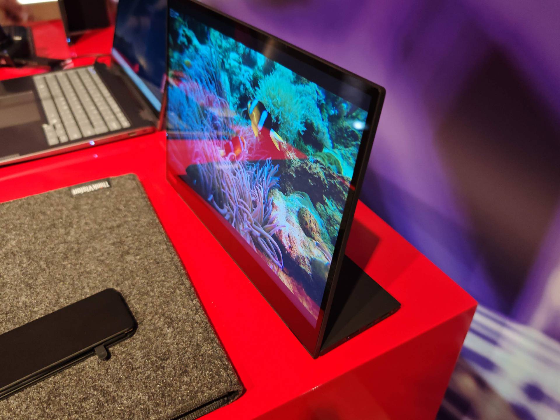 VIDEO Laptop iz budućnosti: Na MWC-u smo isprobali Lenovo s potpuno prozirnim ekranom