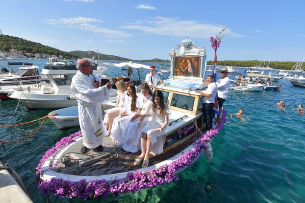 Rogoznica: Ispra?aj Gospe od Kapelice