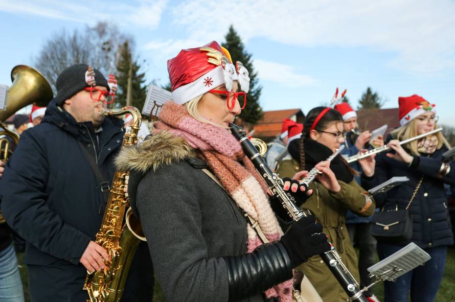 Doček u party avionu: Uz ples i vatromet  'uletjeli' su u Novu...