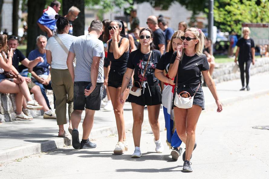 Sinj: Glavni modni detalji za koncert Thompsona - crna majica i zastava Hrvatske