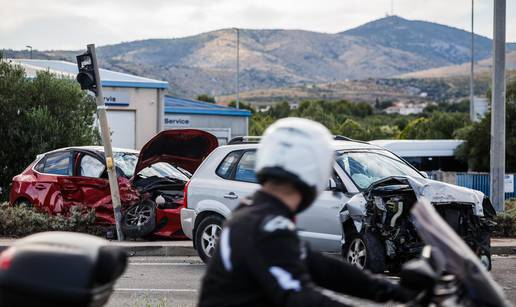 Troje ozlijeđenih u sudaru dva automobila u Kaštel Štafiliću