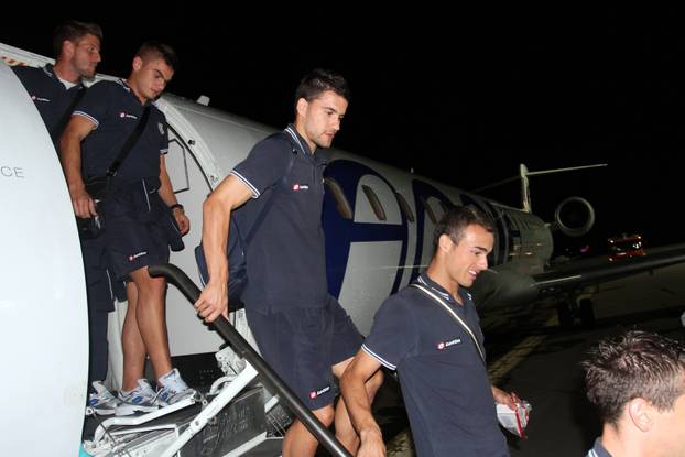 Rijeka: Nakon slijetanja u zra?nu luku igra?i HNK Rijeke proslavili pobjedu na Korzu