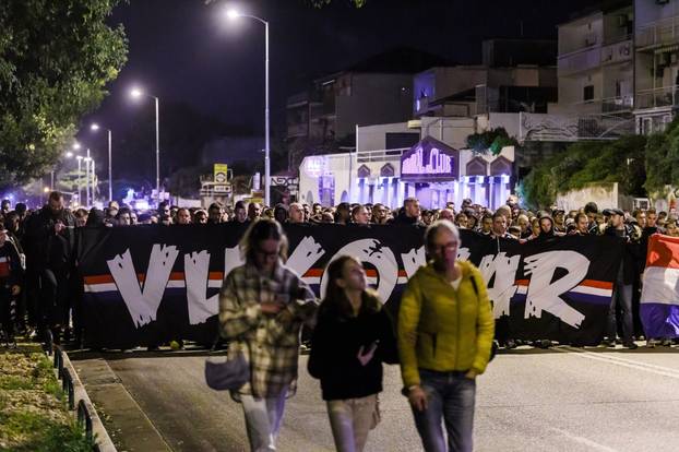 Split: Održan mimohod Torcide Vukovarskom ulicom u čast žrtvama Vukovara i Škabrnje