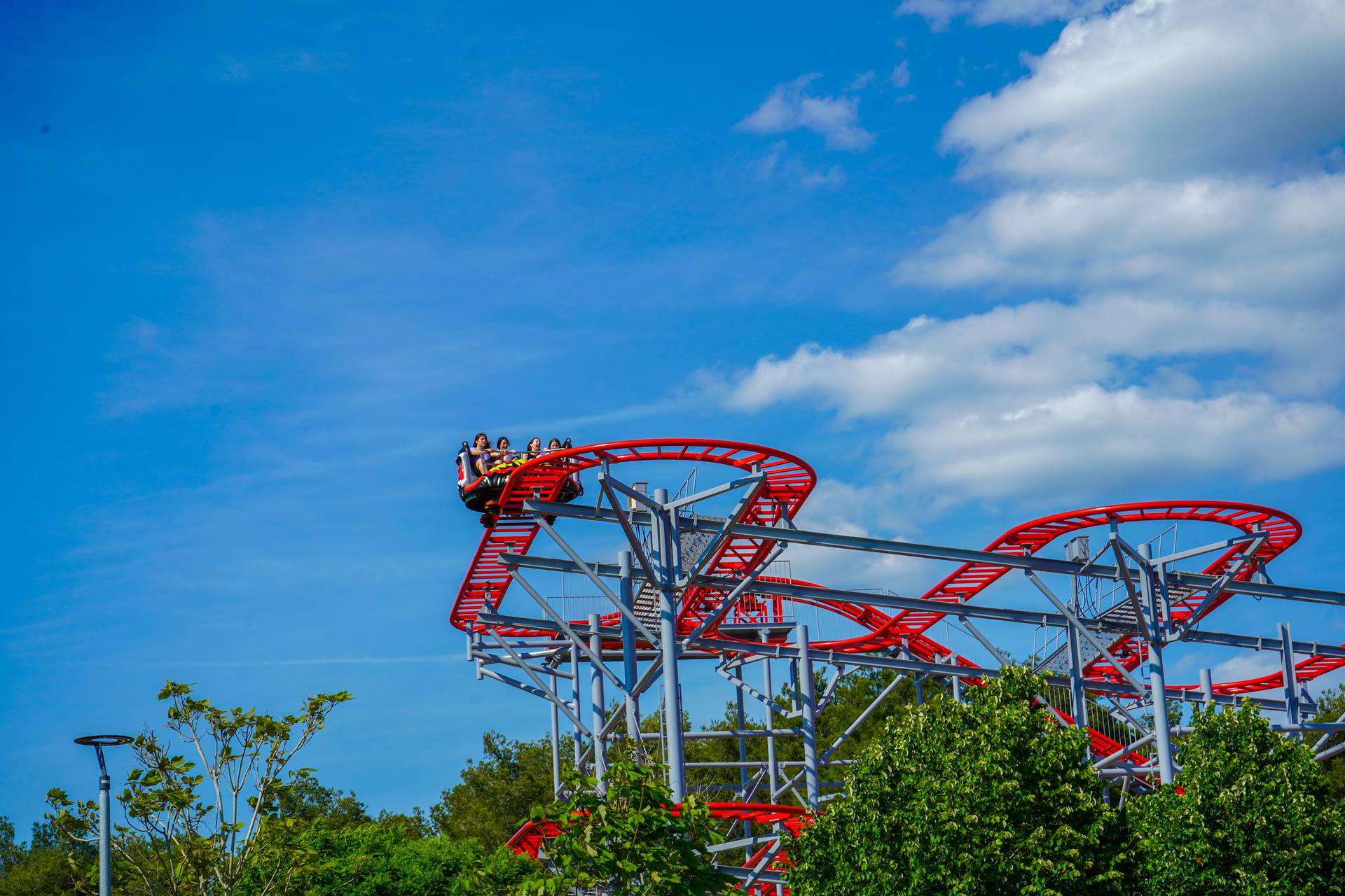 Kroz plave šine, rudnike, svemir ili u vodu? Roller Coasteri Fun Parka Biograd sve to mogu!