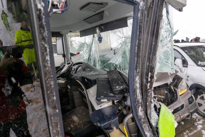 Smrskani bus i pet automobila u lančanom sudaru. Pogledajte fotografije nesreće kod Gospića