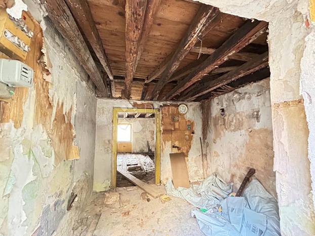 FOTO Da, ovaj stančić prodaju u Rijeci. Ima 26 m2, a za 80.000 eura vlasnik ima ovu ponudu...