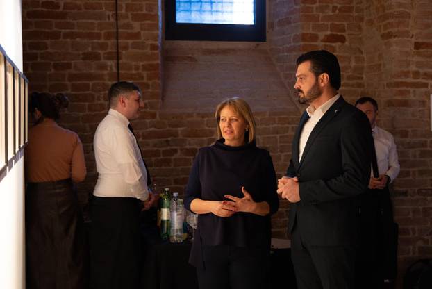 Osijek: Svečano otvorenje izložbe fotografija fotoreporterke Pixsella Emice Elveđi "Srce za Afriku"