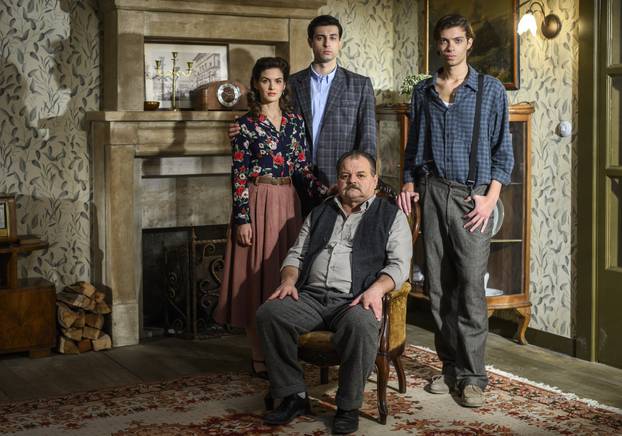 Zagreb, 07.10.2025 - Glumci RTL serije Divlje pcele poziraju na setu u studiju Jadran filma