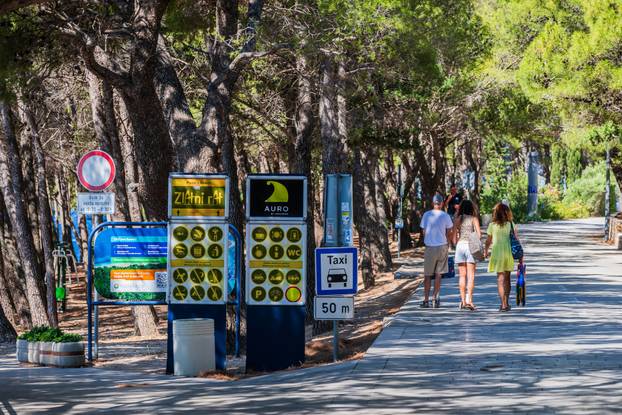 Olujna bura i jutro na plaži Zlatni rat