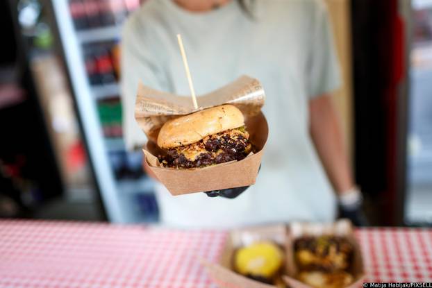 Zagreb: Atmosferu na Trgu J.J. Strossmayera gdje se održava Ljetni festival 