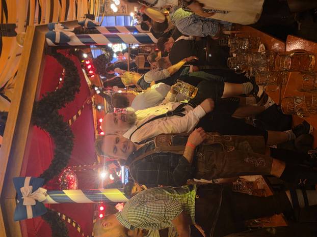 FOTO 24sata na Oktoberfestu:  Evo koliko košta krigla pive!