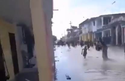 Dramatične snimke nakon jakog potresa: Poplavljene ulice, ljudi bježali u strahu od tsunamija
