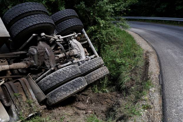 Jastrebarsko: Kamion probio ogradu kuće za odmor