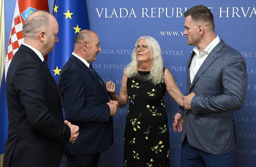 Zagreb: Andrej Plenković uručio Domovnicu Stipi Miočiću i njegovoj obitelji