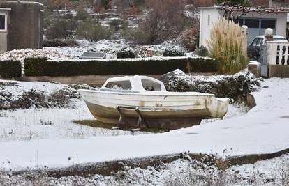 Stigla polarna fronta: Snijeg u zaleđu Šibenika, Dubrovnika...